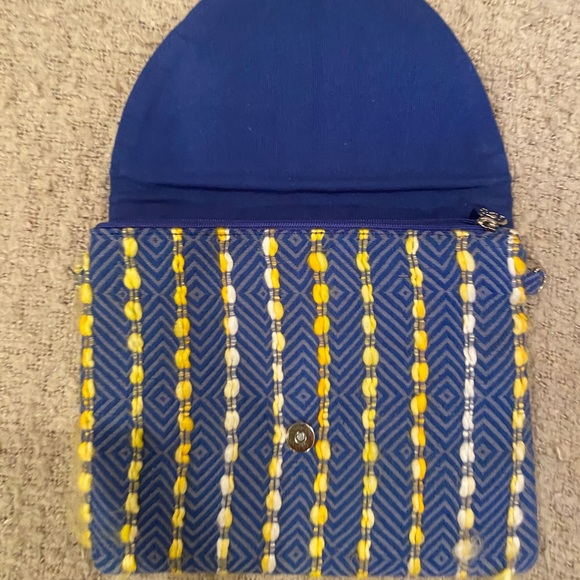 Fun clutch with optional chain strap - Picture 3 of 6